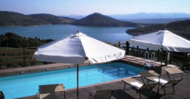 Farmhouse with swimming pool in Tuscany, among the green hills of the Tiber Valley