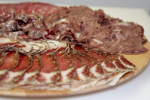 Piatti tipici e tradizionali della cucina Toscana, prodotti a km zero: salumi, formaggi, carne chianina, bistecca fiorentina