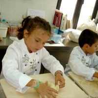 Small chefs growing up: children cooking classes